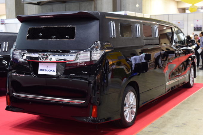 画像ギャラリー ミツオカが作ったヴェルファイアベースの霊柩車の実車を確認 画像9 自動車情報 ニュース Web Cartop 画像ギャラリー ミツオカが作ったヴェルファイアベースの霊柩車の実車を確認 画像9 自動車情報 ニュース Web Cartop