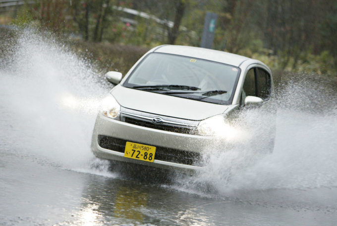 注意 雨天時には雪道なみに滑る道路のポイントとは 自動車情報 ニュース Web Cartop 2ページ目 注意 雨天時には雪道なみに滑る道路のポイントとは 自動車情報 ニュース Web Cartop 2ページ目