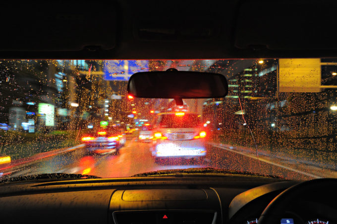 【注意】雨天時には雪道なみに滑る道路のポイントとは?