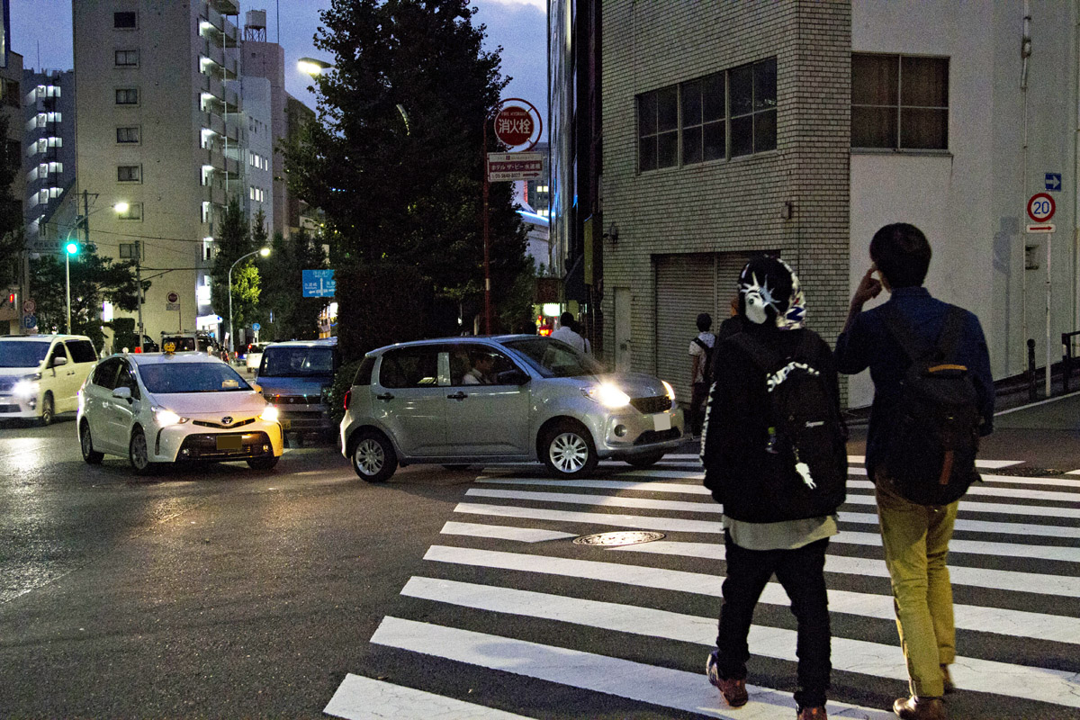 おまわりが歩道で自転車