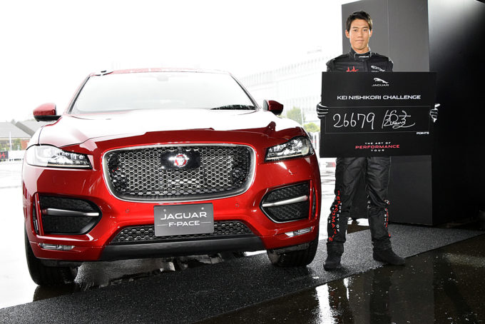 プロテニスプレーヤーの錦織圭がジャガーでお台場特設コースを激走!