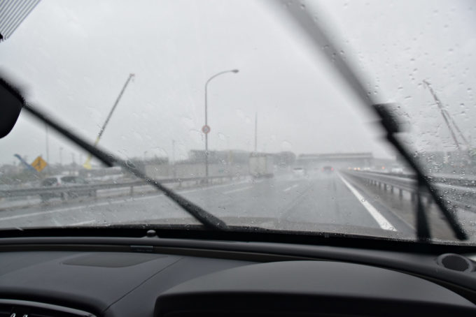 注意 雨天時には雪道なみに滑る道路のポイントとは 自動車情報 ニュース Web Cartop 2ページ目