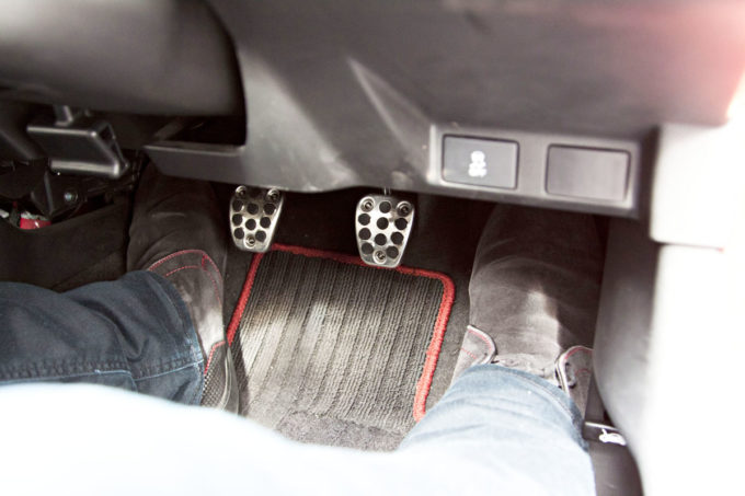 運転に適した靴とは おすすめの選び方を解説 自動車情報 ニュース Web Cartop 運転に適した靴とは おすすめの選び方を解説 自動車情報 ニュース Web Cartop