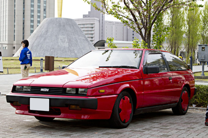 【名車揃い!】惜しまれつつも消えた「いすゞ」の乗用車その①