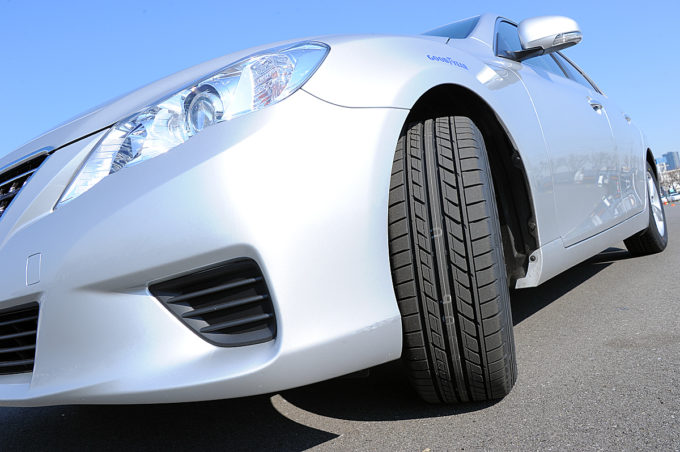 【疑問】クルマのタイヤは暖まらないとグリップしないってホント?