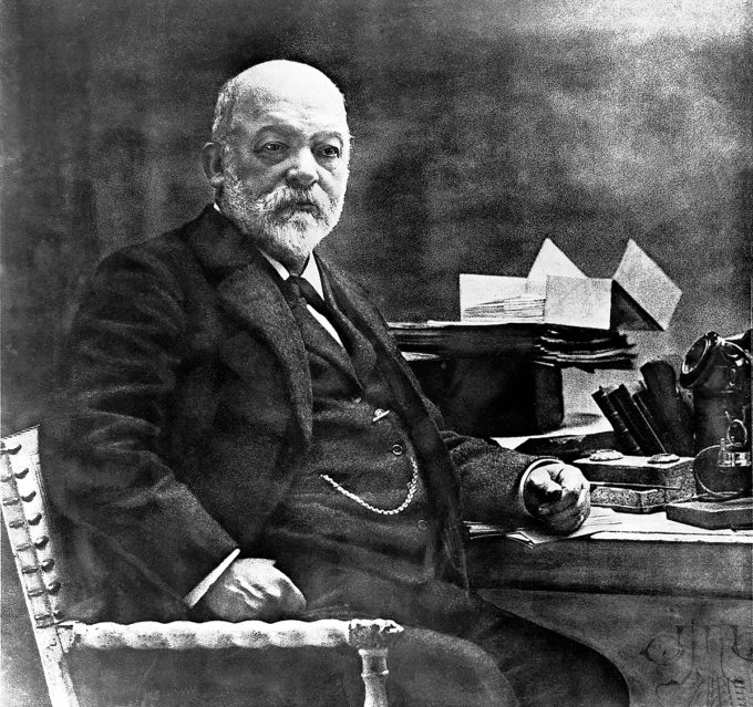 Gottlieb Daimler in seinem Arbeitszimmer, um 1898. ; Gottlieb Daimler in his workroom, about 1898.;