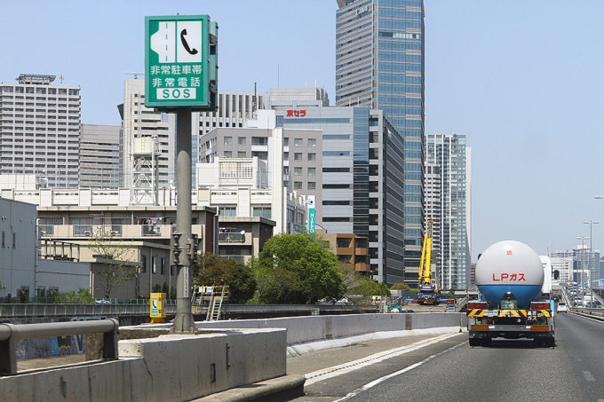 高速道路でパンクしたら修理 交換は自分でやるかjafに頼むか正解はドッチ 自動車情報 ニュース Web Cartop