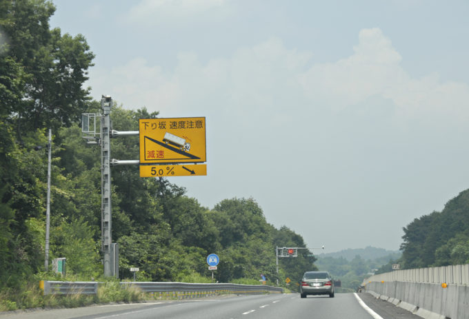 追い越し車線で譲らない車に遭遇したら 賢い対処法とは 自動車情報 ニュース Web Cartop