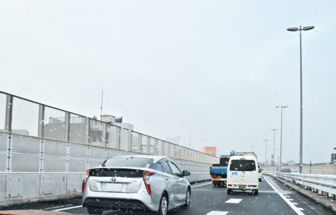 高速道路では早めに合流せず合流車線の一番先で合流すべきか?