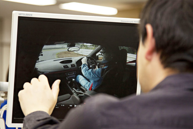 今さら聞けない ハンドルの正しい切り方は 押す 引く どっち 自動車情報 ニュース Web Cartop 今さら聞けない ハンドルの正しい切り方は 押す 引く どっち 自動車情報 ニュース Web Cartop