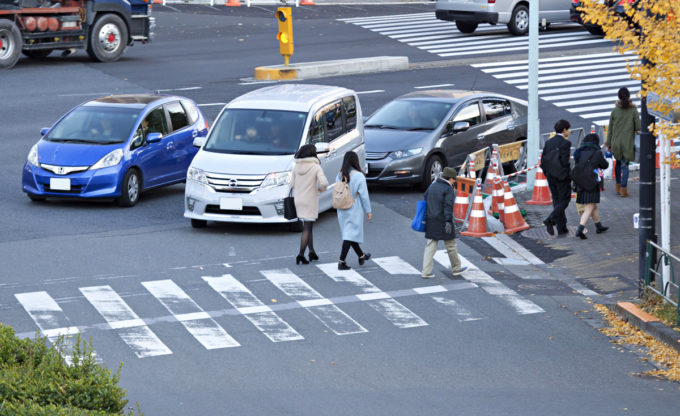 【疑問】左折後の道路が2車線の場合どっちの車線に入ってもいいの？