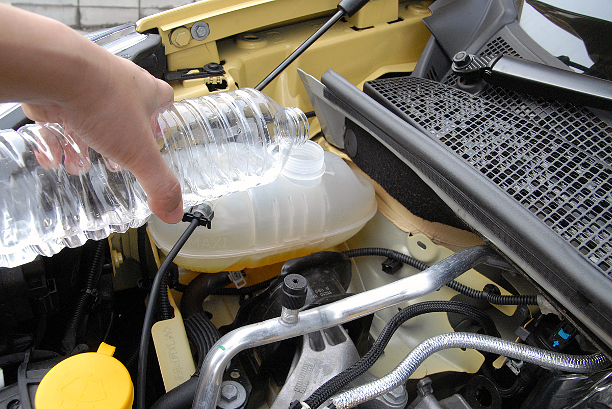 冷却水が減っていたら水道水を入れてもいい 車にダメージはないのか 自動車情報 ニュース Web Cartop