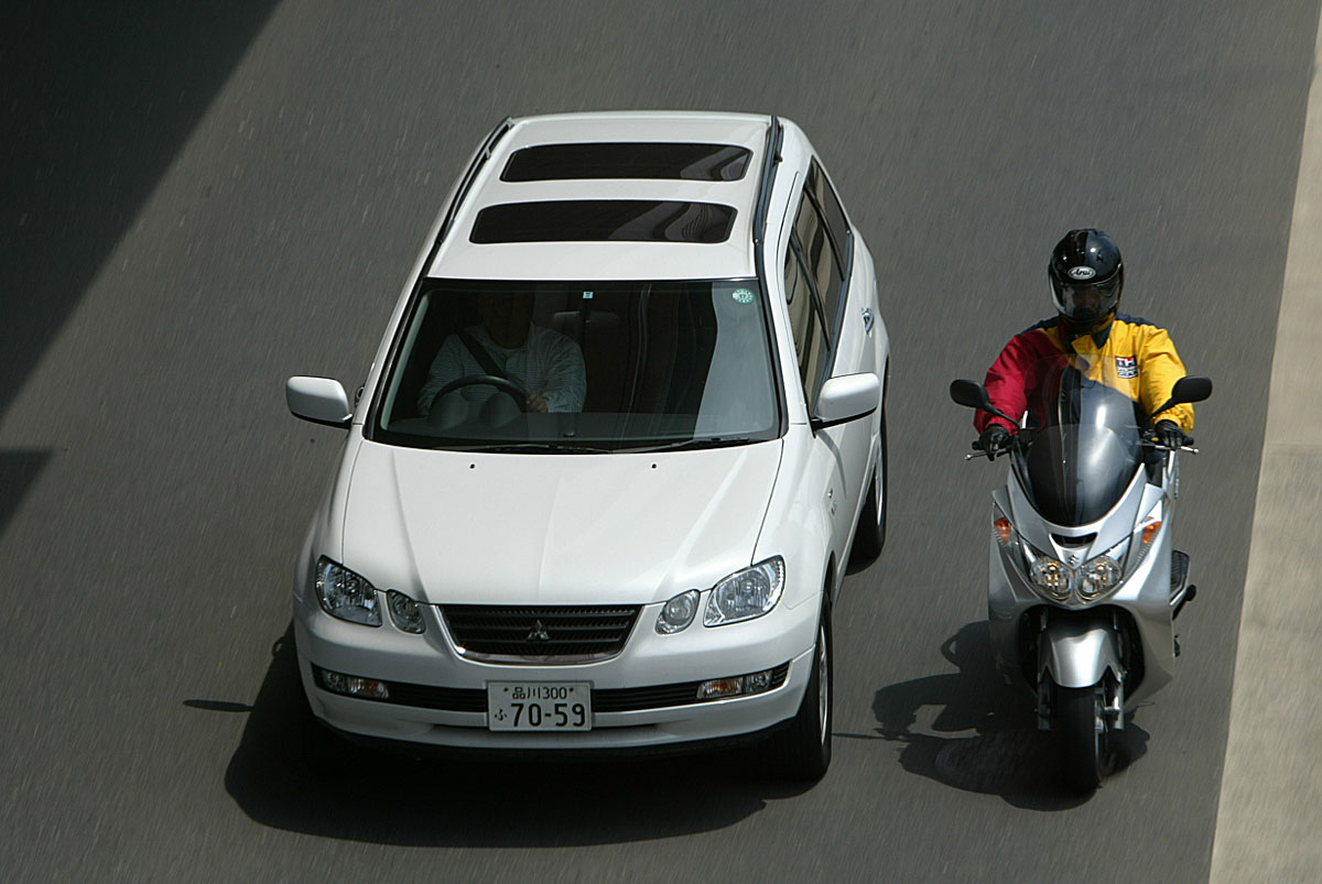 バイクのすり抜けってアリ 道交法以外に2輪4輪両方のマナーも重要 自動車情報 ニュース Web Cartop