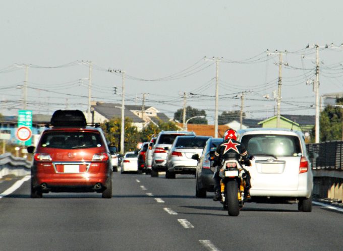バイクのすり抜けってアリ 道交法以外に2輪4輪両方のマナーも重要 自動車情報 ニュース Web Cartop 2ページ目 バイクのすり抜けってアリ 道交法以外に2輪4輪両方のマナーも重要 自動車情報 ニュース Web Cartop 2ページ目