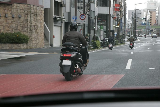 バイクのすり抜けってアリ 道交法以外に2輪4輪両方のマナーも重要 自動車情報 ニュース Web Cartop 2ページ目 バイクのすり抜けってアリ 道交法以外に2輪4輪両方のマナーも重要 自動車情報 ニュース Web Cartop 2ページ目