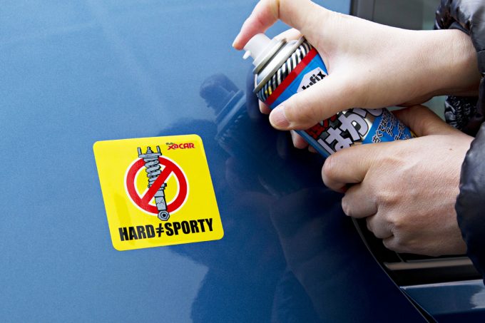 意外と知らない クルマに貼ってあるステッカーの剝がし方 自動車情報 ニュース Web Cartop 意外と知らない クルマに貼ってあるステッカーの剝がし方 自動車情報 ニュース Web Cartop