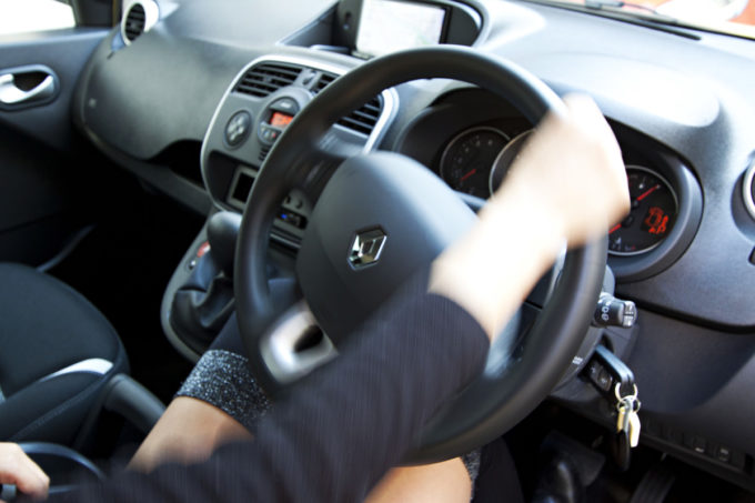今すぐ見直すべき 危険な乗車スタイル6選 自動車情報 ニュース Web Cartop