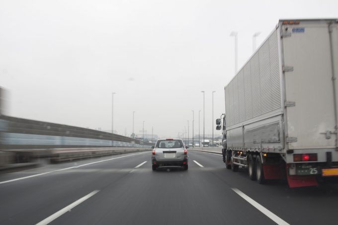 譲らないのも道交法違反 後ろから速いクルマが迫ってきたときはどうする 自動車情報 ニュース Web Cartop 2ページ目 譲らないのも道交法違反 後ろから速いクルマが迫ってきたときはどうする 自動車情報 ニュース Web Cartop 2ページ目