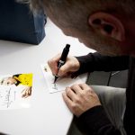 【画像】【プレゼント】ルノー・メガーヌでニュルFF最速タイムを記録したウルゴン氏のサイン入り写真 〜 画像4