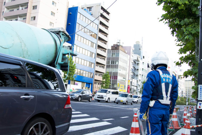 駐車違反のクルマに接触・追突した場合は悪いのはどちら？