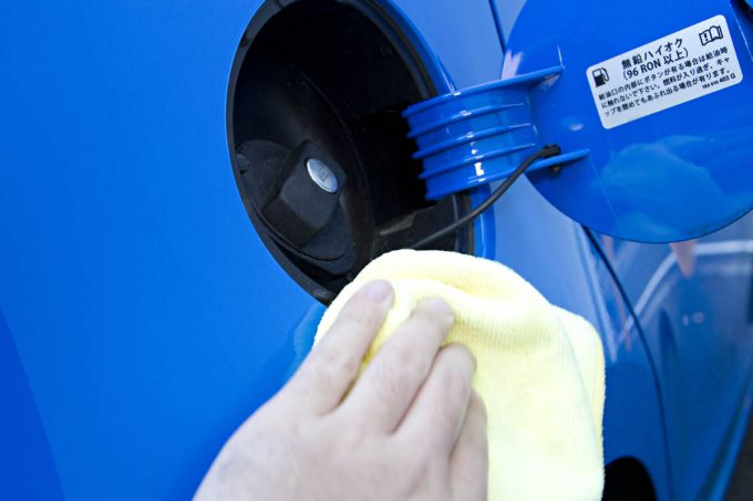今さら聞けない ガソリンがこぼれてボディに付くとどうなる 自動車情報 ニュース Web Cartop 今さら聞けない ガソリンがこぼれてボディに付くとどうなる 自動車情報 ニュース Web Cartop