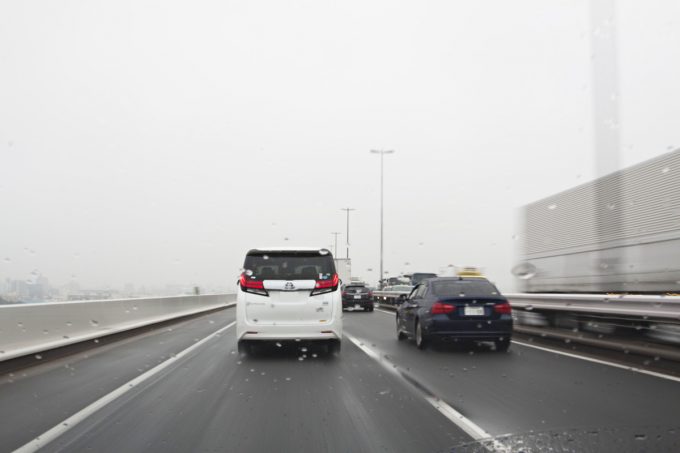 譲らないのも道交法違反 後ろから速いクルマが迫ってきたときはどうする 自動車情報 ニュース Web Cartop 譲らないのも道交法違反 後ろから速いクルマが迫ってきたときはどうする 自動車情報 ニュース Web Cartop