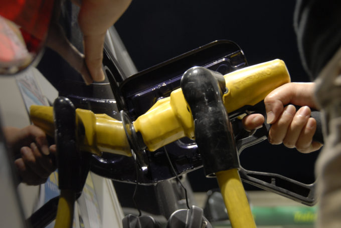 なぜセルフスタンドのノズルは自動ロックの機能がないのか?