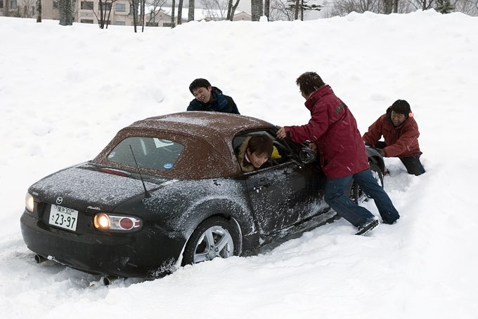 【憶えておいて損はない】雪道でスタックしたときの脱出方法とは