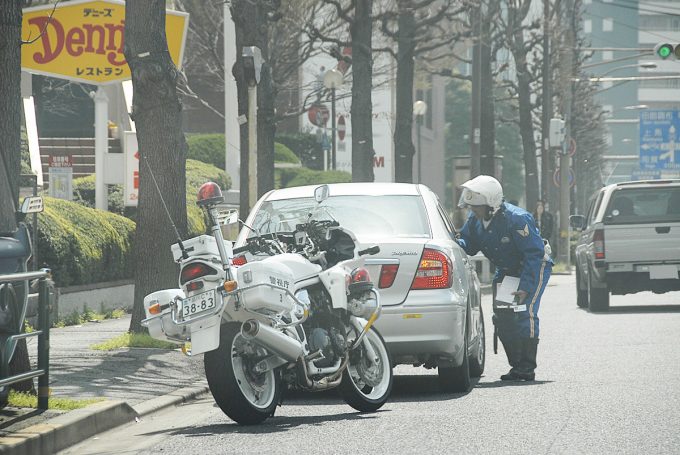 白バイが路肩に停車するときハンドルを右に切るのはなぜ？