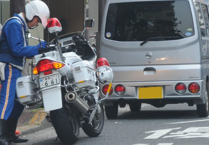 白バイが路肩に停車するときハンドルを右に切るのは何故 自動車情報 ニュース Web Cartop