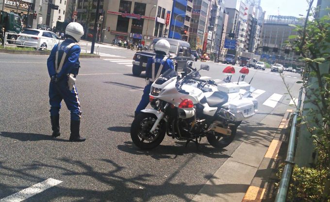 白バイが路肩に停車するときハンドルを右に切るのは何故 自動車情報 ニュース Web Cartop
