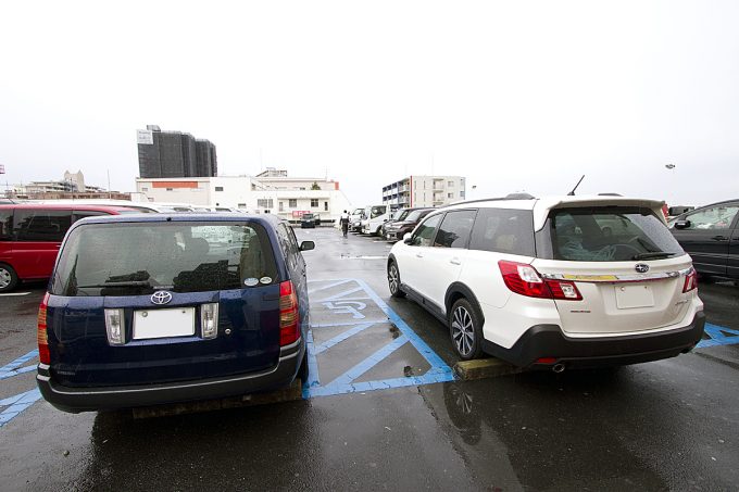 駐車場の車いすマークのエリアは誰が利用すべきか 自動車情報 ニュース Web Cartop 駐車場の車いすマークのエリアは誰が利用すべきか 自動車情報 ニュース Web Cartop