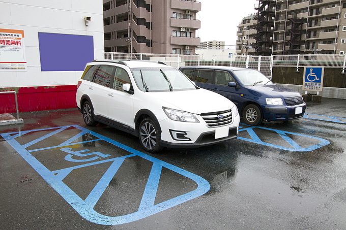 駐車場の車いすマークのエリアは誰が利用すべきか？