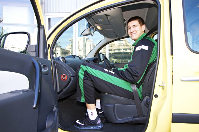 2m超えの選手もok Bリーグの東京エクセレンスがルノー カングーを採用 自動車情報 ニュース Web Cartop