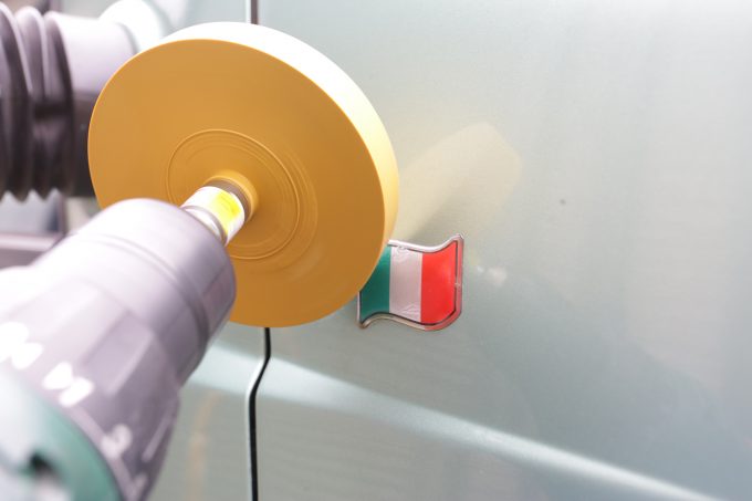 意外と知らない クルマに貼ってあるステッカーの剝がし方 自動車情報 ニュース Web Cartop 意外と知らない クルマに貼ってあるステッカーの剝がし方 自動車情報 ニュース Web Cartop
