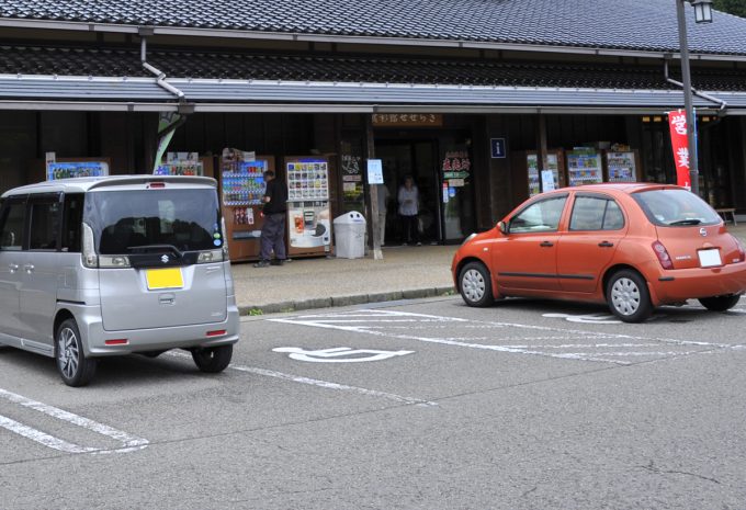 駐車場の車いすマークのエリアは誰が利用すべきか 自動車情報 ニュース Web Cartop 駐車場の車いすマークのエリアは誰が利用すべきか 自動車情報 ニュース Web Cartop