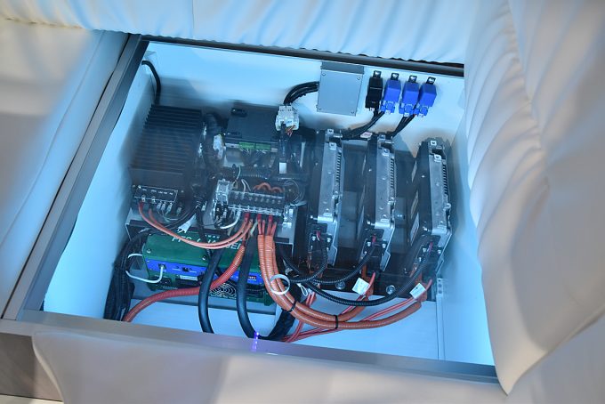 家庭用エアコンから冷蔵庫も装備 Ev技術で完成した日産nv350のグランピングカー 自動車情報 ニュース Web Cartop 2ページ目