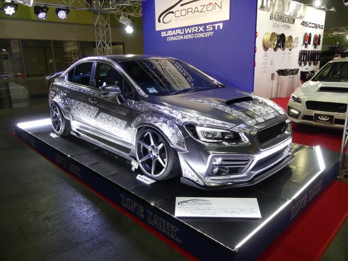 【もはや芸術】コラゾンが展示した手彫り模様の銀ピカWRXがすごい!