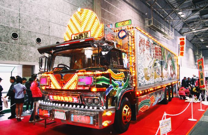 画像ギャラリー 大阪オートメッセ17 トラック野郎の一番星とセクシーキャンギャルの共演 画像12 自動車情報 ニュース Web Cartop