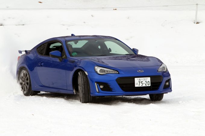 ムービー ドリキン土屋圭市が雪上でスバルbrzとwrx S4を振り回す 自動車情報 ニュース Web Cartop