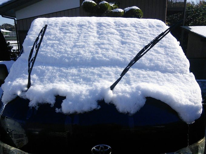 【今さら聞けない】なぜ雪が降る前にワイパーを立てるのか？