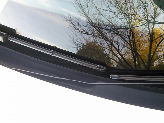 今さら聞けない なぜ雪が降る前にワイパーを立てるのか 自動車情報 ニュース Web Cartop 2ページ目