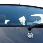 リアガラスに最初から貼られた車のステッカーがダサい 剥がすと違法 自動車情報 ニュース Web Cartop