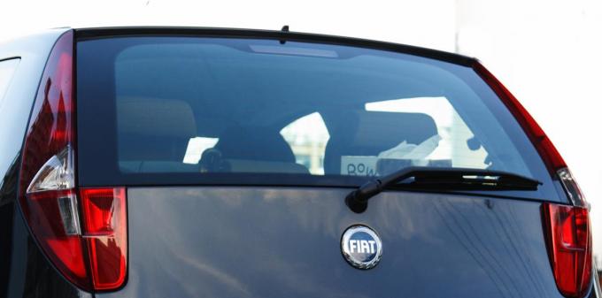 リアガラスに最初から貼られた車のステッカーがダサい 剥がすと違法 自動車情報 ニュース Web Cartop 2ページ目