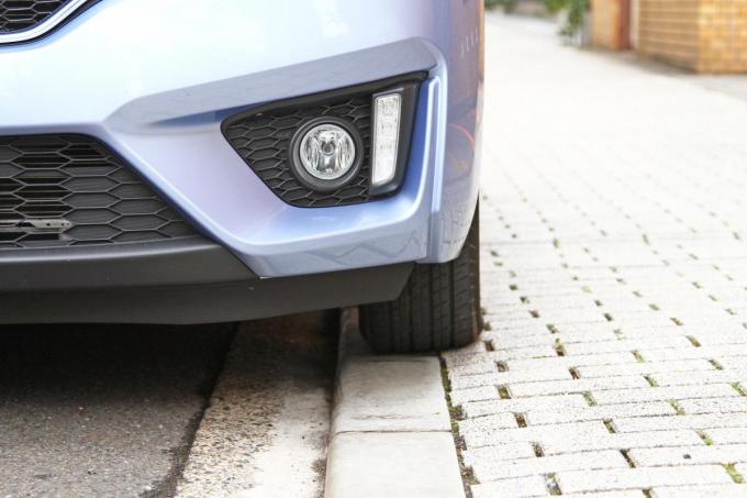 歩道に乗り上げて駐車していいのか