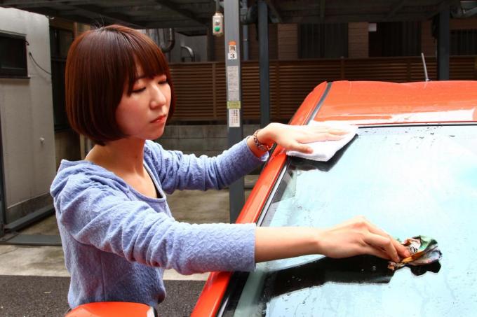 前が見えない フロントウインドウの油膜をカンタンに取り除く方法とは 自動車情報 ニュース Web Cartop 2ページ目 前が見えない フロントウインドウの油膜をカンタンに取り除く方法とは 自動車情報 ニュース Web Cartop 2ページ目