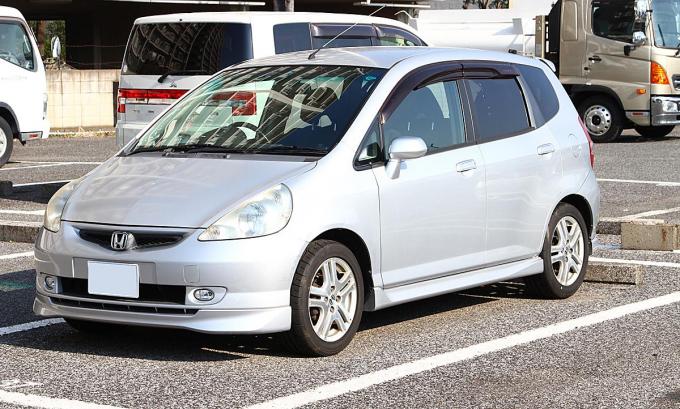 車止めにタイヤを当てたままの駐車はng 車が傷む理由とは 自動車情報 ニュース Web Cartop 車止めにタイヤを当てたままの駐車はng 車が傷む理由とは 自動車情報 ニュース Web Cartop