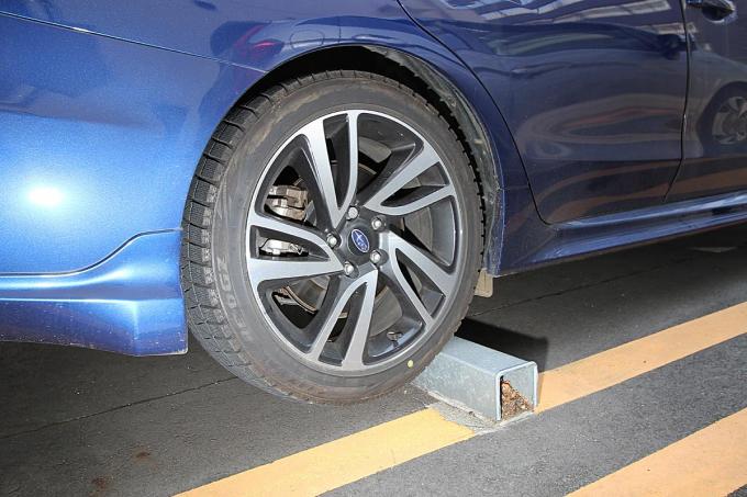 車止めにタイヤを当てたままの駐車はng 車が傷む理由とは 自動車情報 ニュース Web Cartop