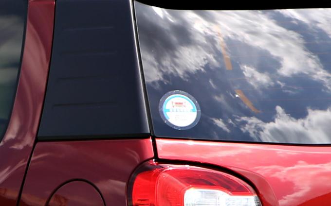 リアガラスに最初から貼られた車のステッカーがダサい 剥がすと違法 自動車情報 ニュース Web Cartop 2ページ目