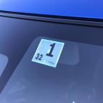 リアガラスに最初から貼られた車のステッカーがダサい 剥がすと違法 自動車情報 ニュース Web Cartop
